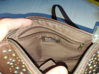 Bolso de cuero marrón con pedrería dorada