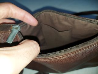 Bolso de cuero marrón con pedrería dorada