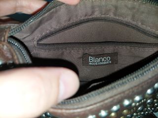 Bolso de cuero marrón con pedrería dorada