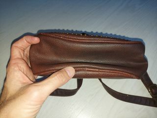 Bolso de cuero marrón con pedrería dorada
