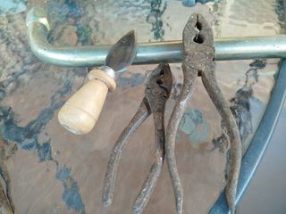 Herramientas varias: alicates y cuchillo