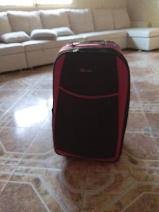 Maleta de viaje rosa y negra