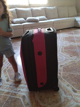 Maleta de viaje rosa y negra