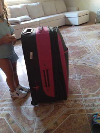 Maleta de viaje rosa y negra