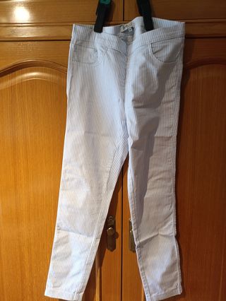 Pantalón blanco a rayas