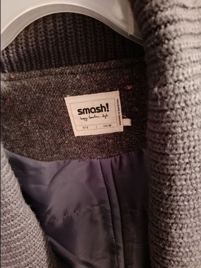 Abrigo gris con cuello alto