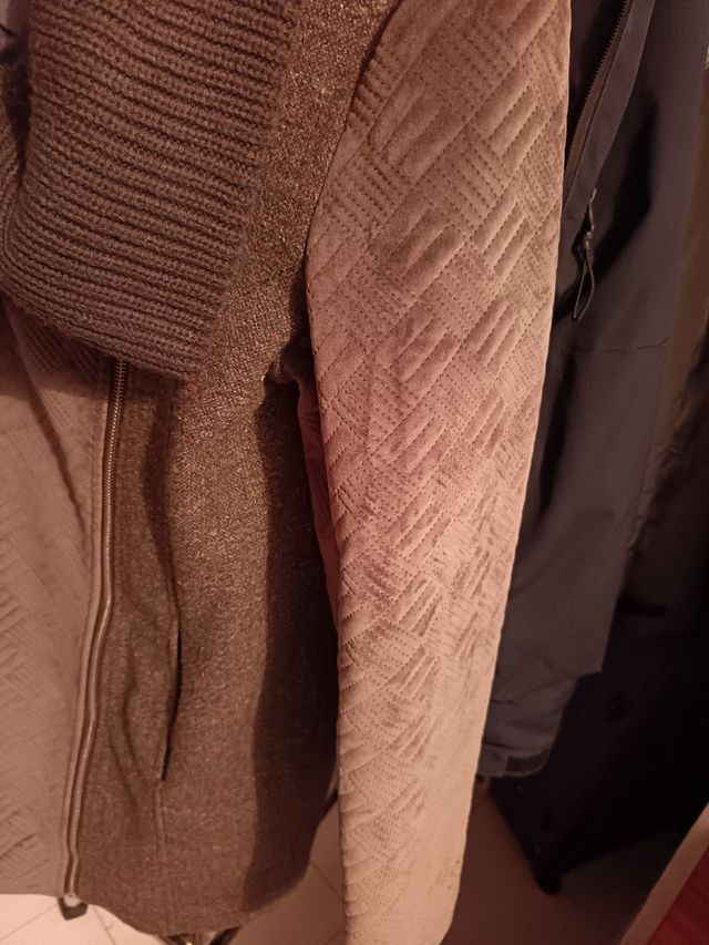 Abrigo gris con cuello alto