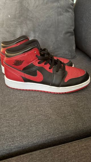 Zapatillas Jordan Rojas y Negras