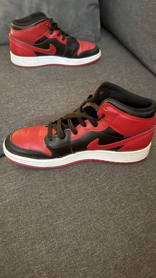 Zapatillas Jordan Rojas y Negras