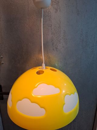 Lámpara infantil amarilla con nubes