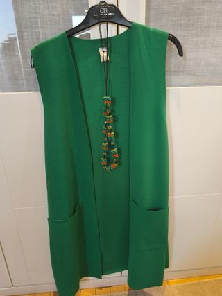 Chaleco y collar verde