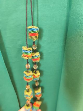 Chaleco y collar verde