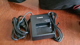 Canon Reflex 1200D con obiettivo e caricabatterie 