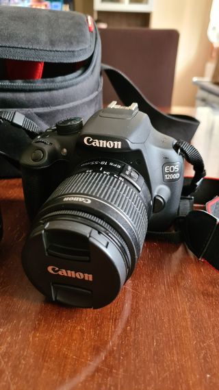 Canon Reflex 1200D con obiettivo e caricabatterie 