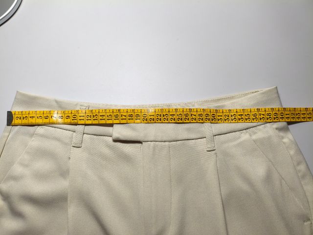 Pantalón de pinzas beige mujer