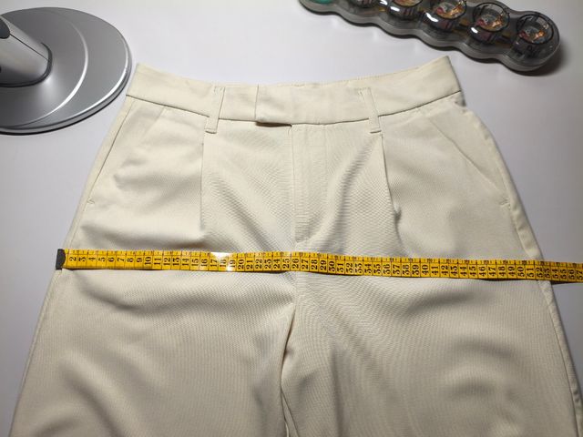 Pantalón de pinzas beige mujer