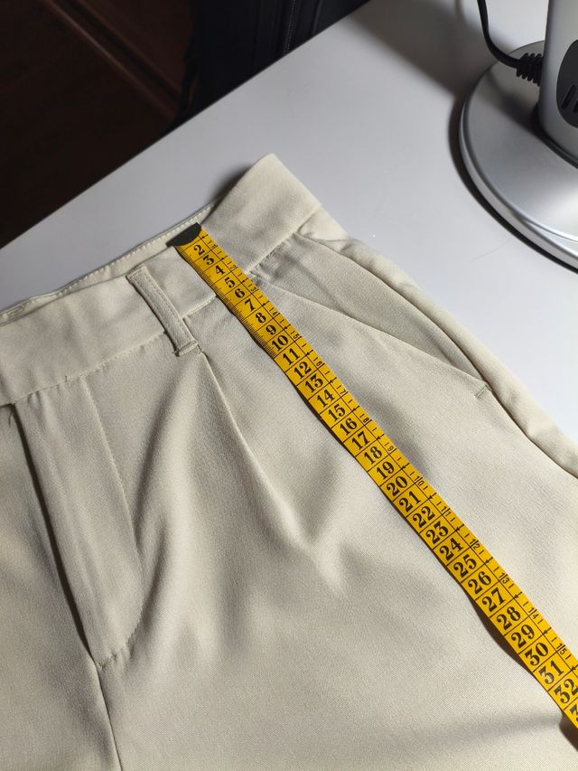 Pantalón de pinzas beige mujer
