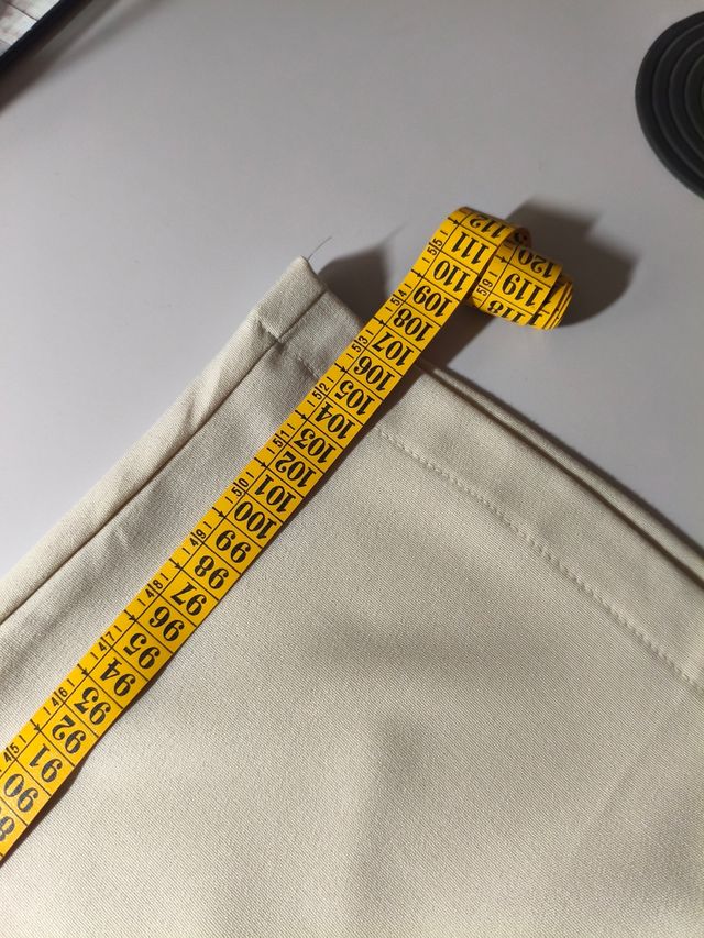 Pantalón de pinzas beige mujer