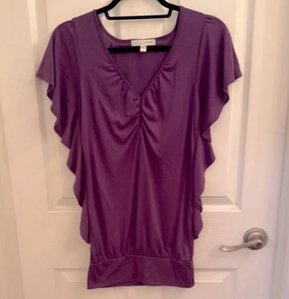 Blusa morada con fruncido y volantes
