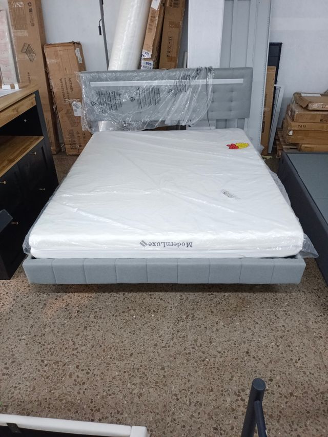 Cama gris sin colchon