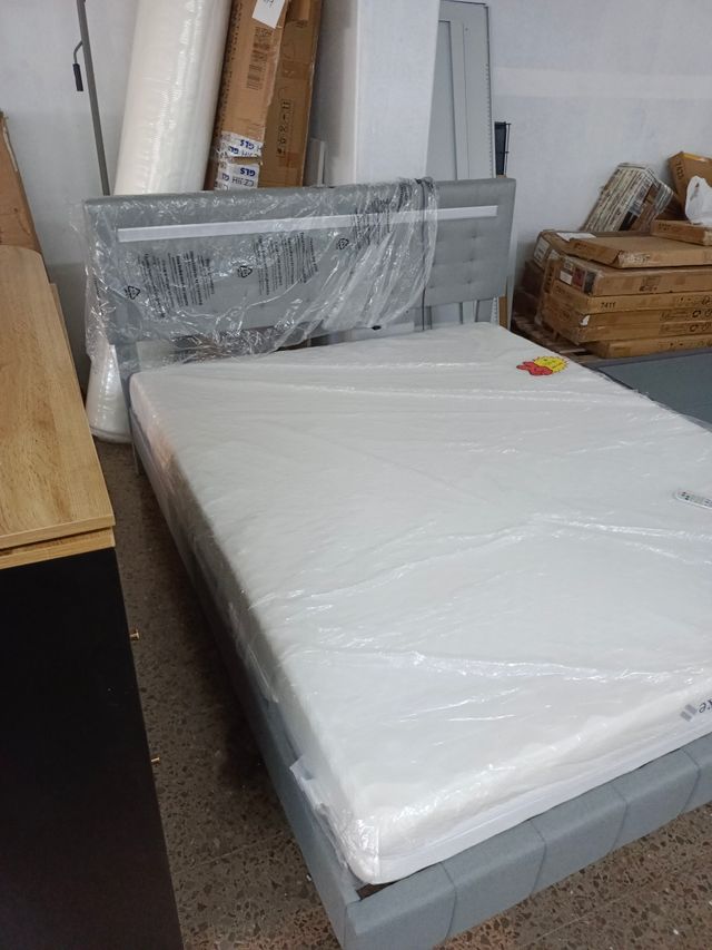 Cama gris sin colchon