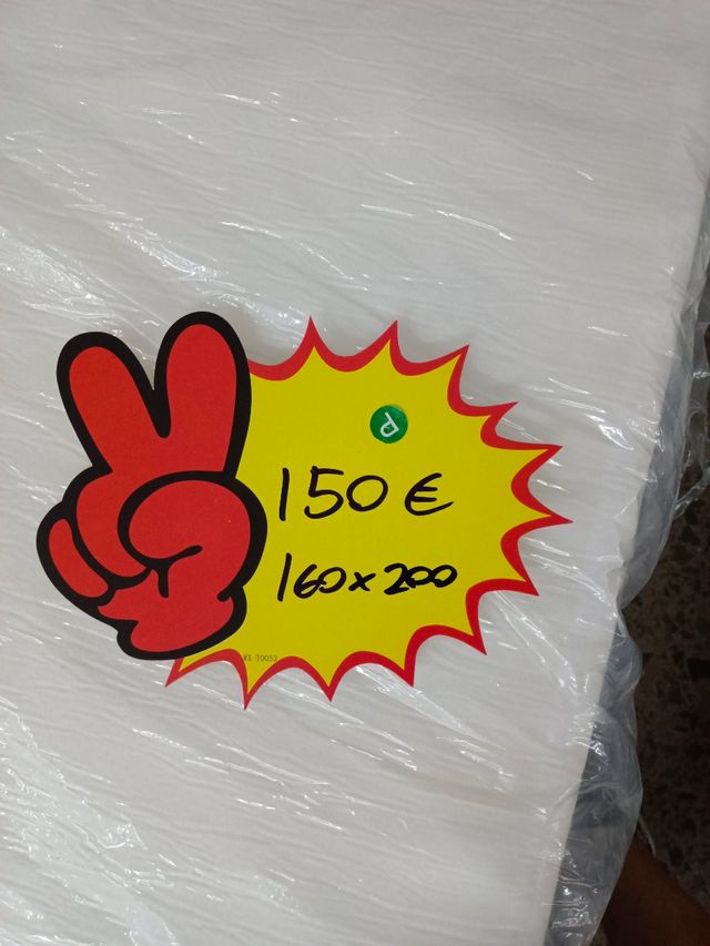 Cama gris sin colchon