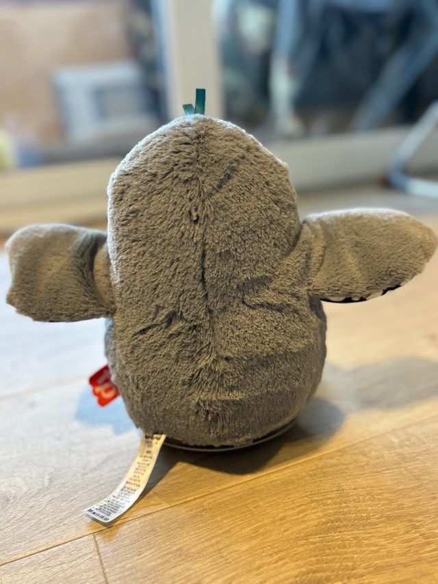 Pingüino musical de peluche suave Fisher Price