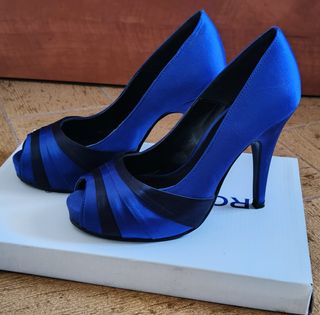 Zapatos de tacón azul y negro