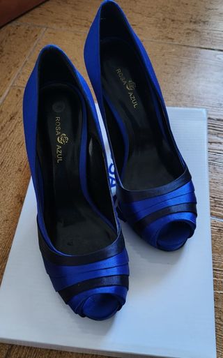 Zapatos de tacón azul y negro