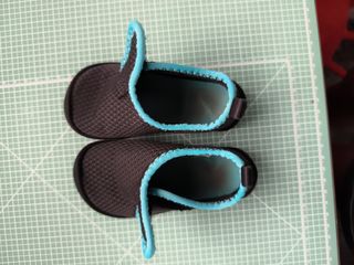 Escarpines bebé negros con ribete azu talla 20-21