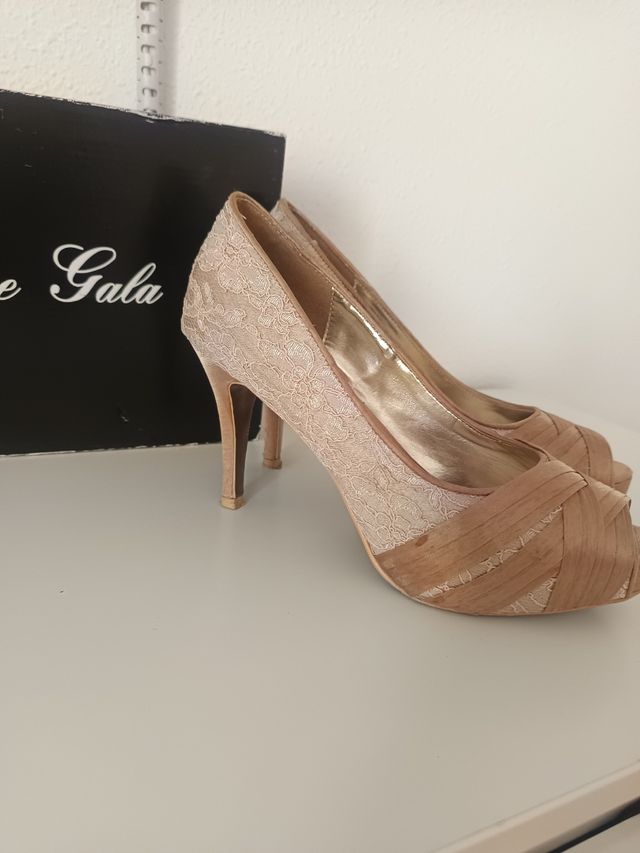 Zapatos de tacón dorados con encaje Talla 38