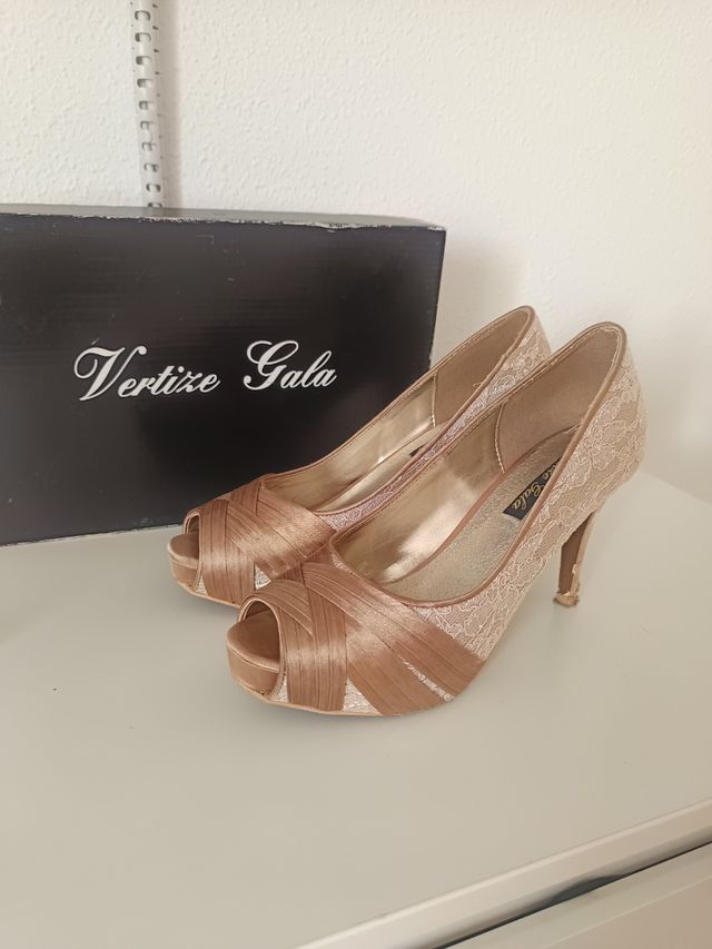 Zapatos de tacón dorados con encaje Talla 38
