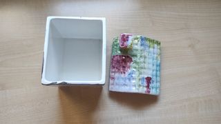 Casetta in ceramica dipinta a mano