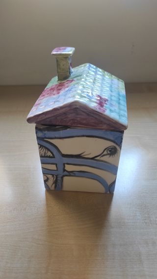 Casetta in ceramica dipinta a mano