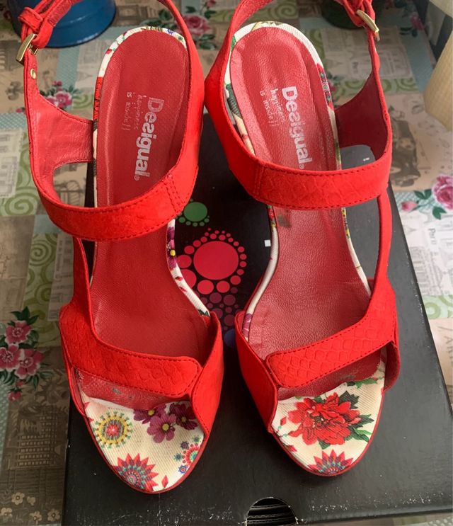Zapatos de tacón Desigual rojos