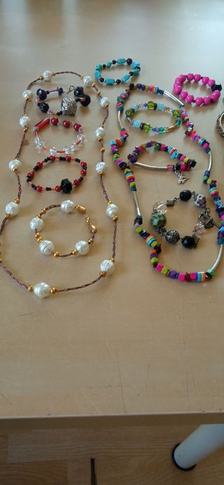 Conjunto de 15 Collares y 19 Pulseras Artesanales