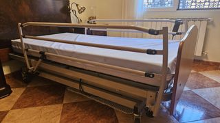 Cama articulada hospitalaria con colchón incluido.