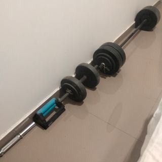 Pesas y barra de gimnasio