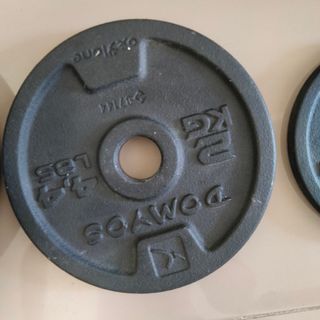 Pesas y barra de gimnasio
