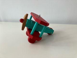 Avión de madera decorativo