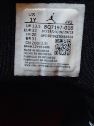 Nike Sky Jordan 1 Niño Negro Rojo talla 32