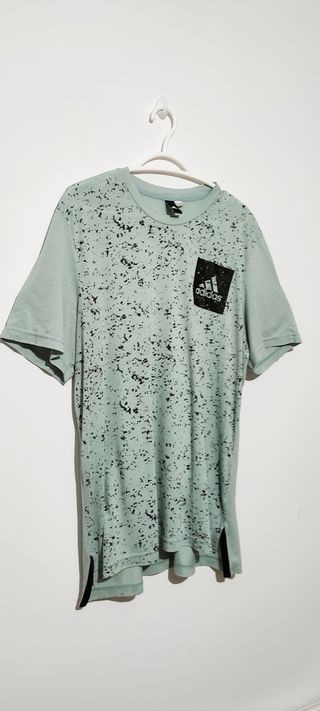 Camiseta Adidas verde con estampado oversize 