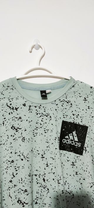 Camiseta Adidas verde con estampado oversize 