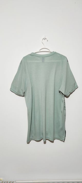 Camiseta Adidas verde con estampado oversize 