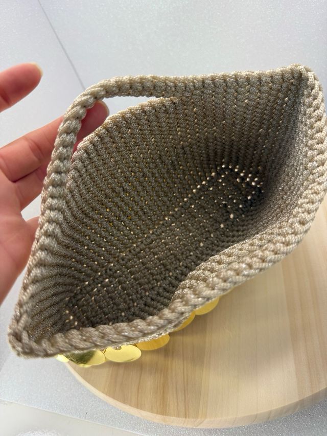 Borsa uncinetto beige con paillettes oro