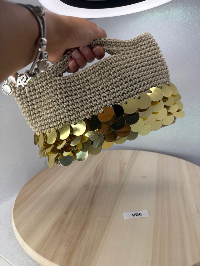 Borsa uncinetto beige con paillettes oro