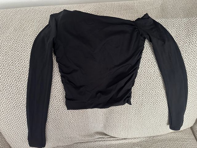 Top negro asimétrico con fruncido