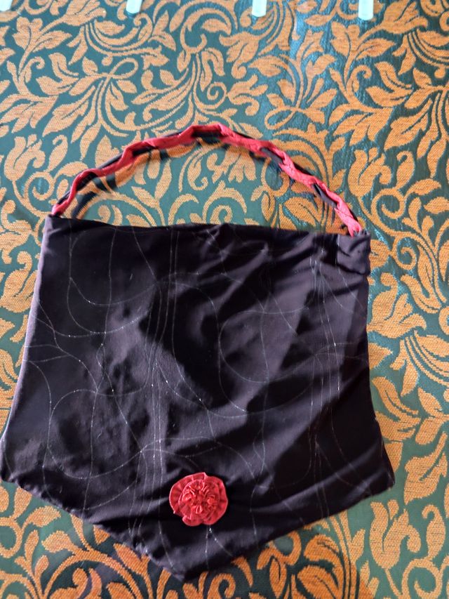 Bolso de hombro marrón burdeos y rojo