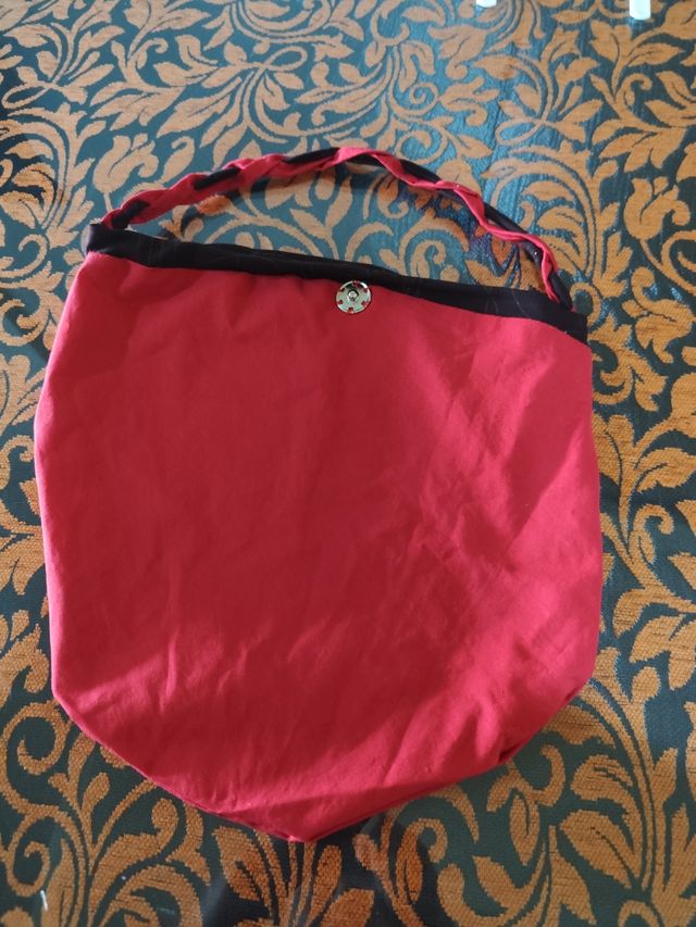 Bolso de hombro marrón burdeos y rojo