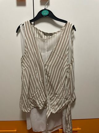 Blusa de rayas beige y blanca
